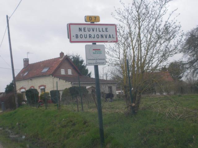 Vue d'un panneau d'entrée de la commune de Neuville-Bourjonval.
