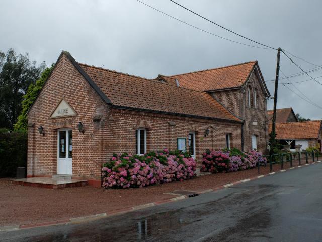 Vue de la mairie d'Azincourt.