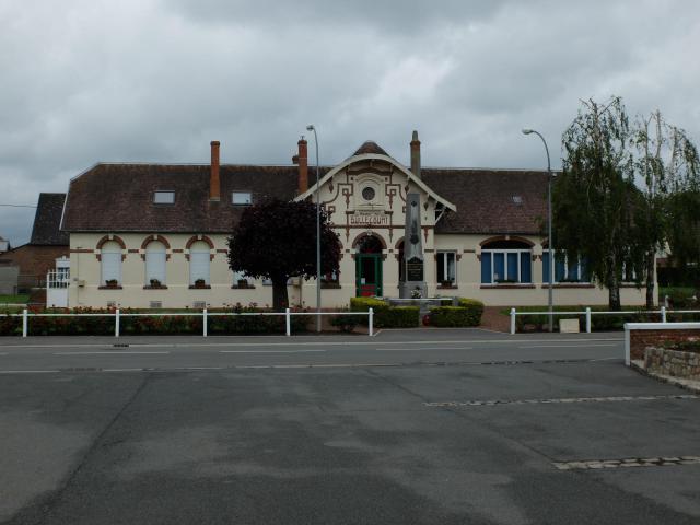 Vue de la mairie et du monument aux morts de Bullecourt