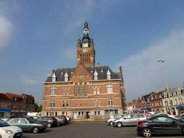 Merville .- Hôtel de Ville