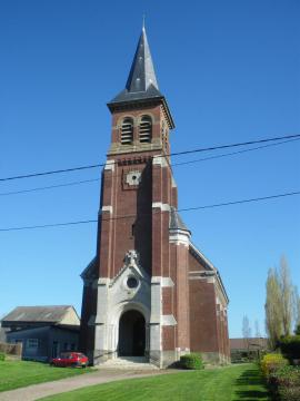 Vue de l'église Saint-Amand de Frémicourt.