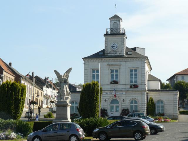 Mairie et monument aux morts de Fruges