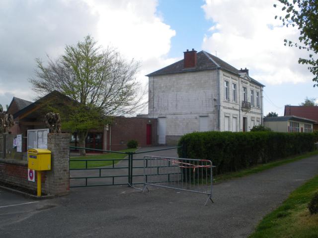 Vue de la mairie de Warlus.