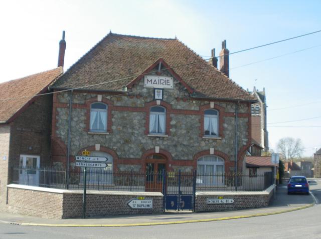 Vue de la mairie d'Adinfer.
