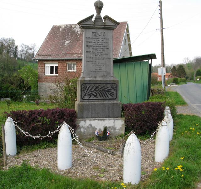 Séricourt (Pas-de-Calais, France) - Le monument-aux-morts. .