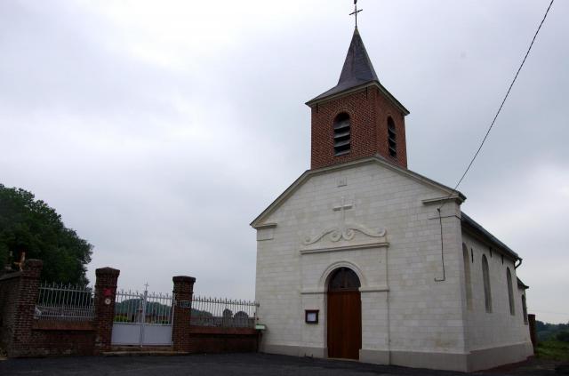 Bailleulval (Pas-de-Calais, France) - L'église, vue sous la pluie. .