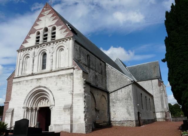 L'Église Saint Martin d'Heuchin, Pas-de-Calais, vue du sud-ouest vers la façade romane du XIIème, en juillet 2009