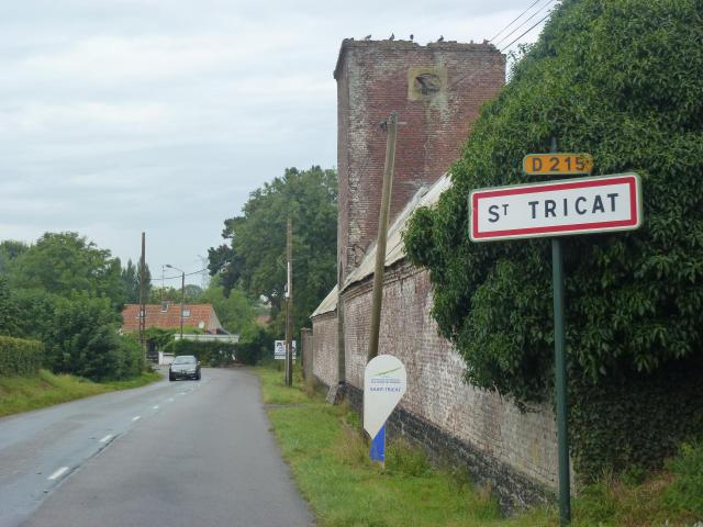 Saint-Tricat (Pas-de-Calais) city limit sign, tour pigeonnier