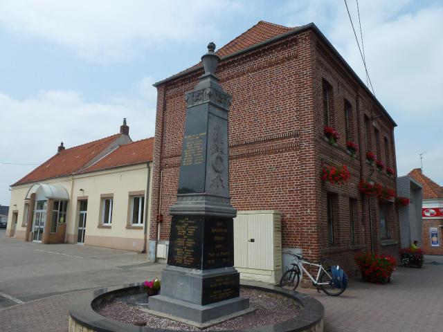 Ferfay (Pas-de-Calais, Fr) mairie et monument aux morts