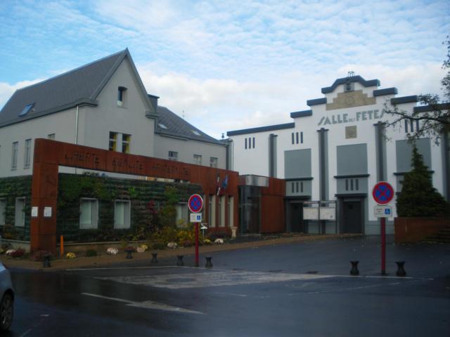 Mairie et salle des fêtes d'Hersin-Coupigny.