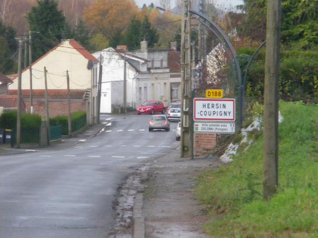 Vue d'un panneau d'entrée de Hersin-Coupigny, depuis la commune de Sains-en-Gohelle.
