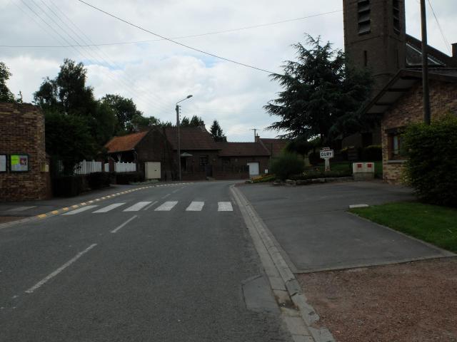 Vue de la rue de la mairie de Dury (Pas-de-Calais).