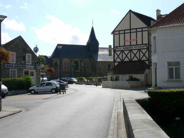 Centre de Wissant avec son église et différents commerces.