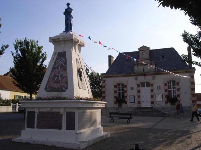 Wissant, Pas de Calais, monument de guerre et mairie