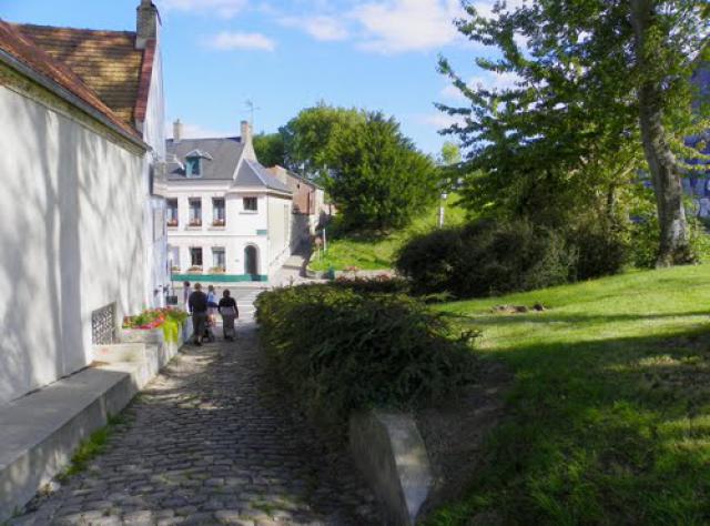 Montreuil sur Mer - Ruelle de sortie des remparts