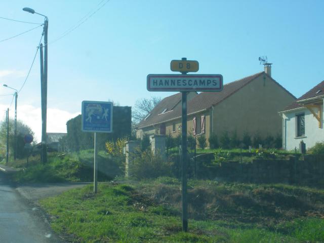 Vue d'une entrée de la commune d'Hannescamps.