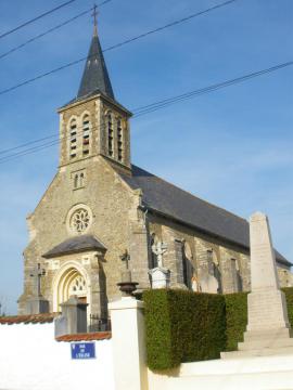 Vue de l'église Saint-Martin et du monument aux morts d'Audembert.