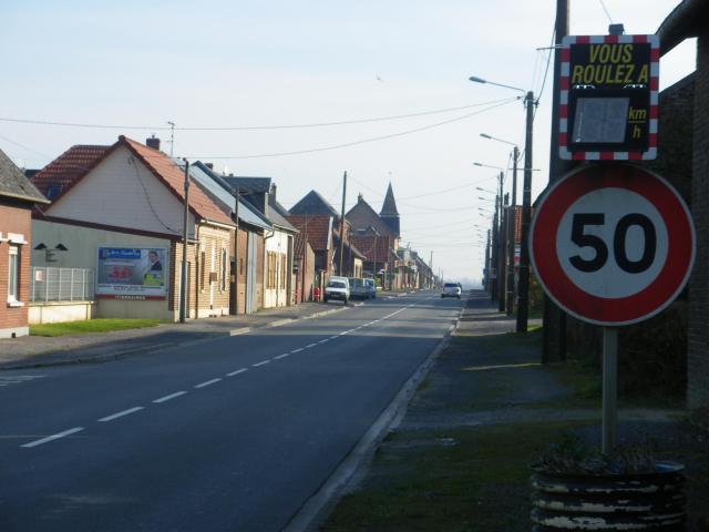 Vue de la rue nationale du Sars, la principale rue de la commune.