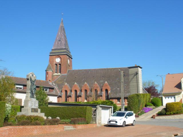 L'église Saint-Vaast et le monument aux morts de Mory.