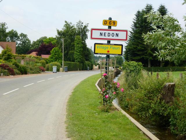 Nédon (Pas-de-Calais) city limit sign and Nave river