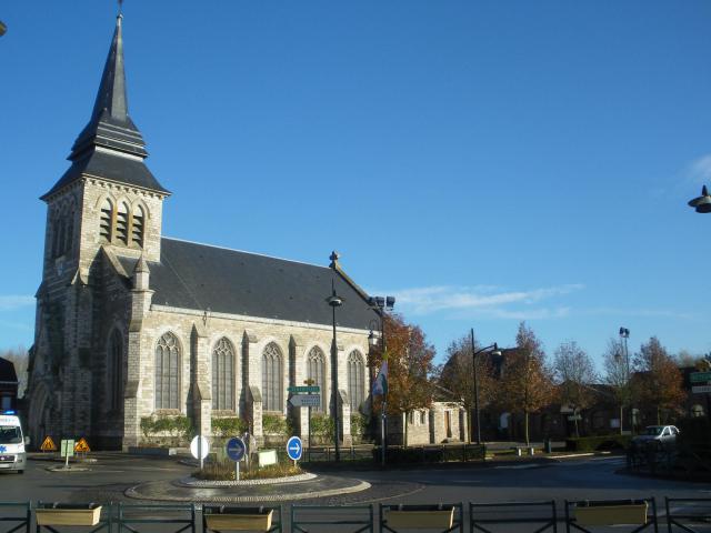 Carrefour central de Locon, avec au fond l'église.