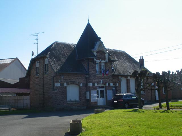 Vue de la mairie de Gomiécourt.