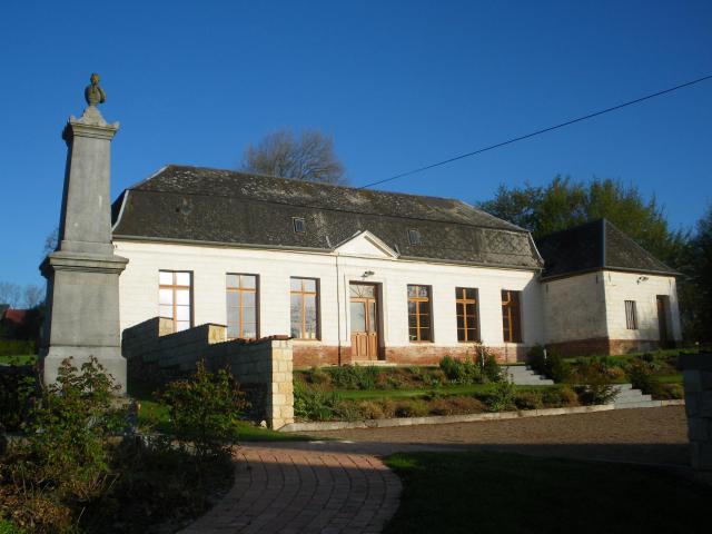 Vue de l'ancien presbytère (devenu mairie) et du monument aux morts de Warlincourt-lès-Pas.