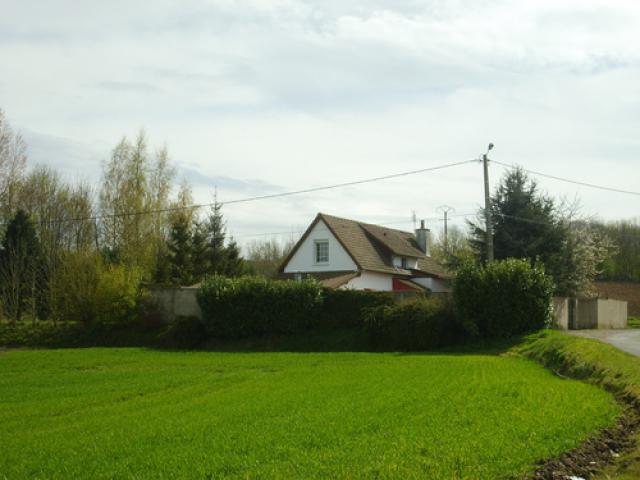Jolie petite maison perdue dans la campagne barlinoise. Avril 2008