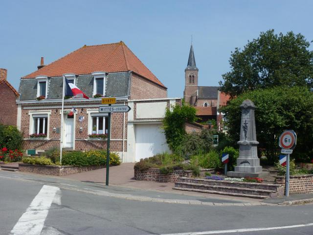 Wittes (Pas-de-Calais, Fr) mairie et monument aux morts ( église)