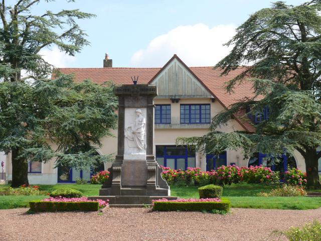 La mairie et le monument aux morts de Desvres (Pas-de-Calais, France).