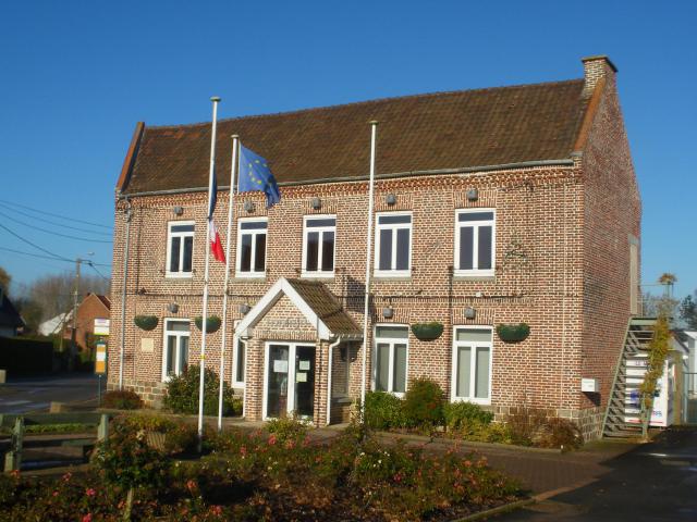 Vue de la mairie d'Hinges.