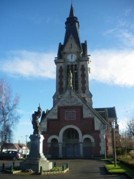 Vue du monument aux morts et de l'église Sainte-Marguerite d'Hinges.