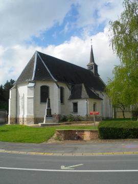 Vue d'e l'église Saint-Christophe et du monument aux morts de la commune de Hauteville (Pas-de-Calais).