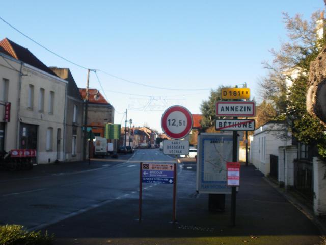 Vue d'une entrée de la commune d'Annezin, depuis Béthune.