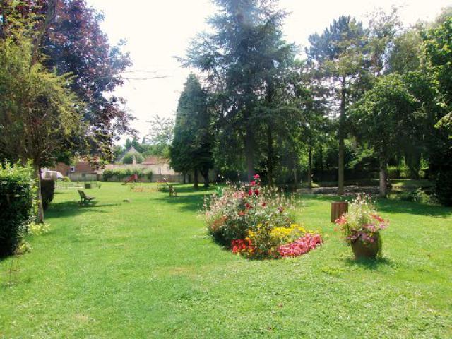 Fouquières-lès-Béthune, 62232, France , jardin du complexe Yves Duteil