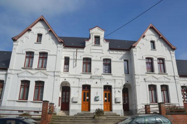 Bâtiment daté de 1881 abritant la mairie, l'école et la bibliothèque de Créquy