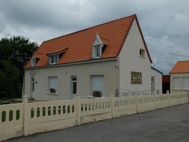 Vue de la mairie-école de Menneville (Pas-de-Calais).