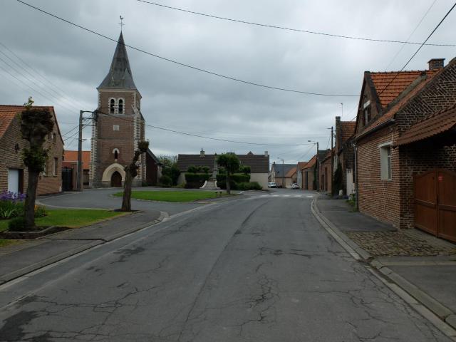 Vue de la mairie de Villers-lès-Cagnicourt. L'église est visible.