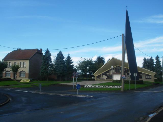 Centre de Givenchy-lès-la-Bassée : à gauche la mairie, à droite l'église Saint-Martin.
