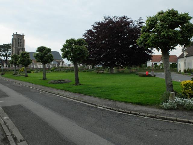 Vue de la place d'Alincthun, qui comporte au fond l'église et la mairie.
