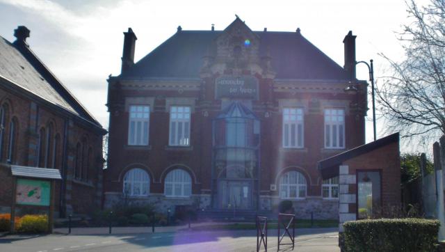 Vue de la mairie de Monchy-au-Bois.