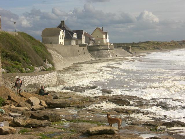 Littoral d'Audresselles avec les habitations qui longent la côte, protégées de la Manche par des perrés, en grande partie privés…
