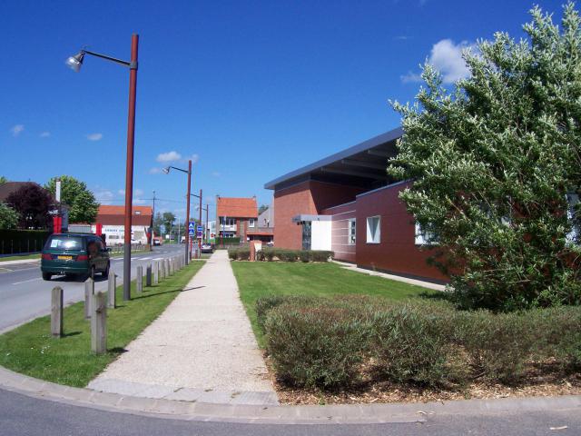 Chemin piéton sur le côté de la Médiathèque, Arques, Pas de Calais, France