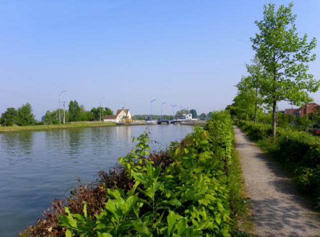 Arques - Rue d'Alsace - L'écluse des Flandres sur le canal de Neufossé