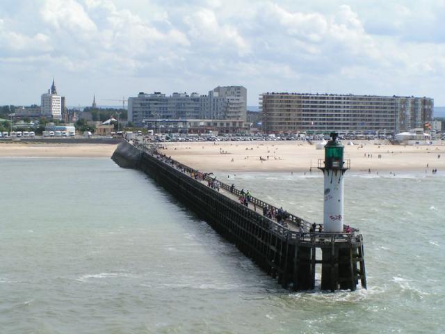 Pier and lighthouse on the seafront of en:Calais, en:France Image from German Wikipedia - http://de.wikipedia.org/wiki/Bild:Calais.jpg By Stefan Kühn de:Bild:Calais.jpg en:Category:Piers in France