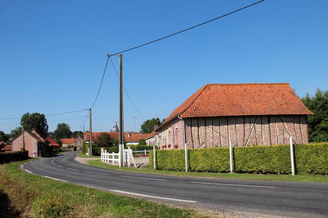 Gennes-Ivergny (Pas-de-Calais - France), le village vu depuis la route de Berck (D119).
