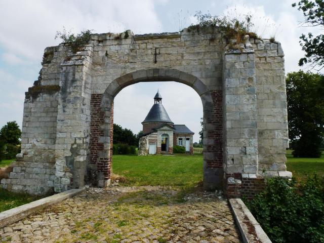 Busnes (Pas-de-Calais) château du Quesnoy, vestiges et chapelle