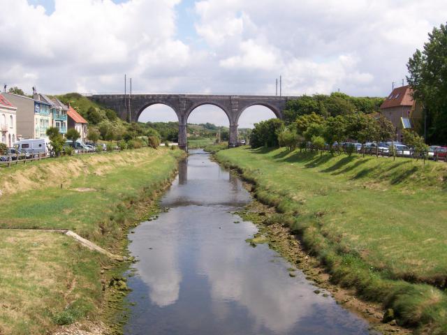 WIMEREUX [France, département du Pas de Calais] — Fleuve côtier "le Wimereux". Cliché donnant sur le viaduc et prise à environ 400 mètres…
