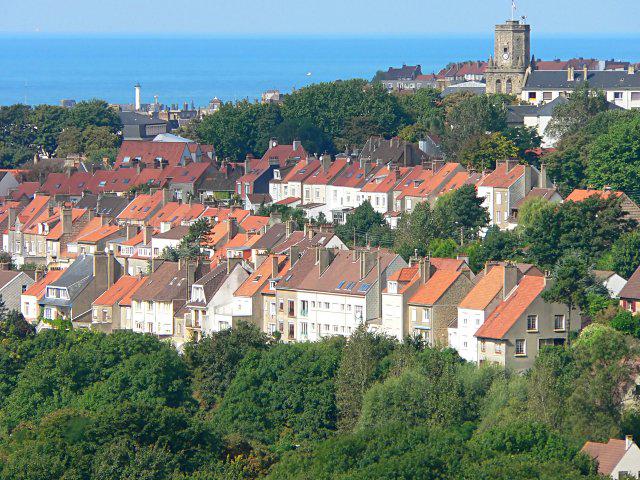 Vue de Boulogne-sur-Mer (Pas-de-Calais, France) : le quartier de Brecquerecque, le beffroi, le phare et la mer.