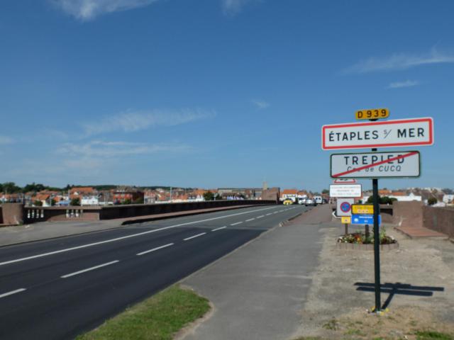Vue d'une entrée d'Étaples. Derrière, le pont rose puis la commune sont visibles.